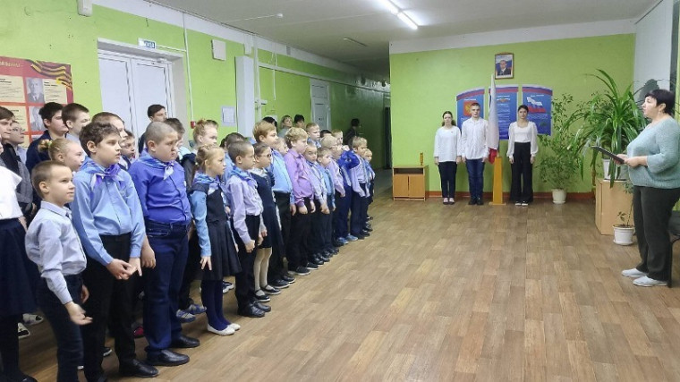Третья учебная четверть традиционно началась с торжественной линейки, выноса Государственного флага и исполнения Гимна РФ..