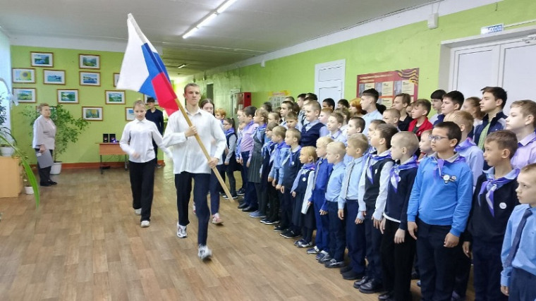 Новая учебная неделя традиционно началась с выноса Государственного флага и исполнения Гимна Российской Федерации..