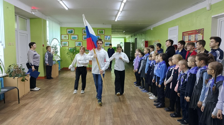 Традиционно новая учебная неделя началась с выноса Государственного флага и исполнения Гимна Российской Федерации..