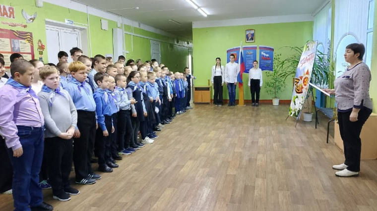 Новая учебная неделя традиционно началась с выноса Государственного флага и исполнения Гимна Российской Федерации.